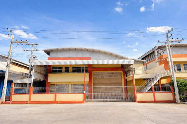 รูป โรงงานพื้นที่สีม่วงม.คลองหนึ่งธรรมศาสตร์ รังสิต  และโกดัง 2 ชั้น สำนักงาน 8 ห้องอ.คลองหลวง  242ตร.ว. 2 น้ำ  1400ตรม.MMC นวนคร - รูปที่ 1/8
