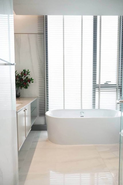 รูป Kraam สุขุมวิท 26 คอนโดแต่งหรูสไตล์ Modern Luxury โทนสีขาวตัดทอง เพดานสูงโปร่ง หน้าต่างกระจกทรงสูง วิวเมืองกว้าง พร้อมมุมทำงานสุดสะบาย พร้อมเข้าอยู่ - รูปที่ 12/13