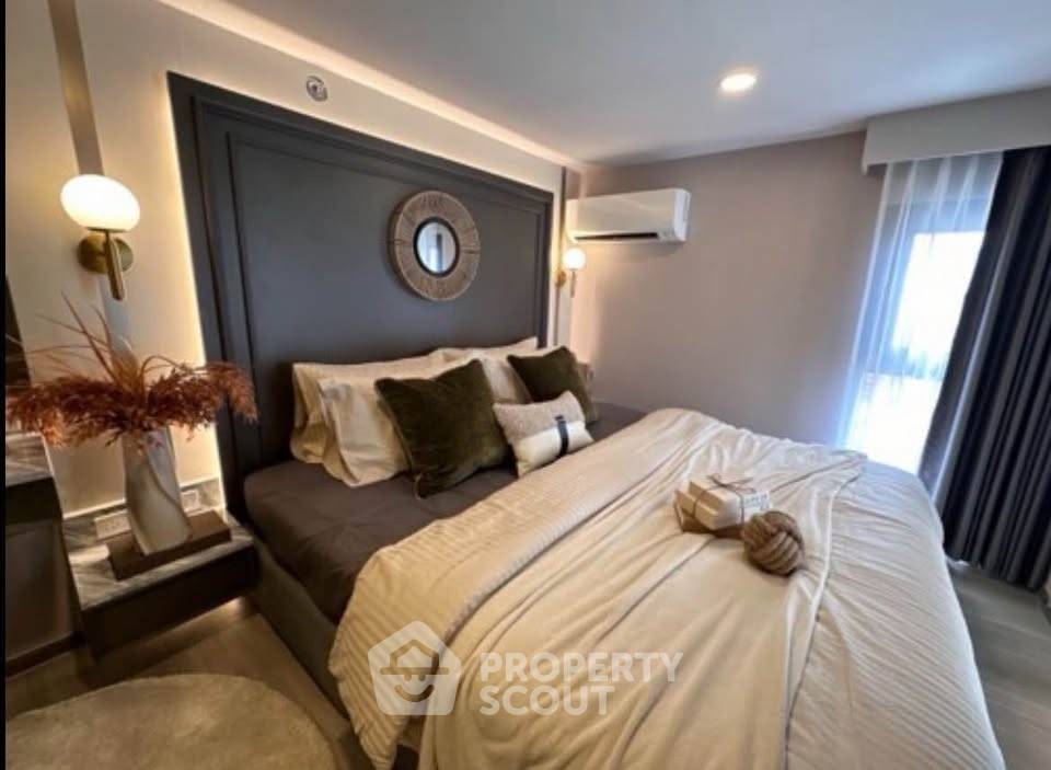picture 200m To MRT Huai Khwang | 15th-Floor 2-BR SOHO Bangkok Ratchada (ID 3167935) - 4/11