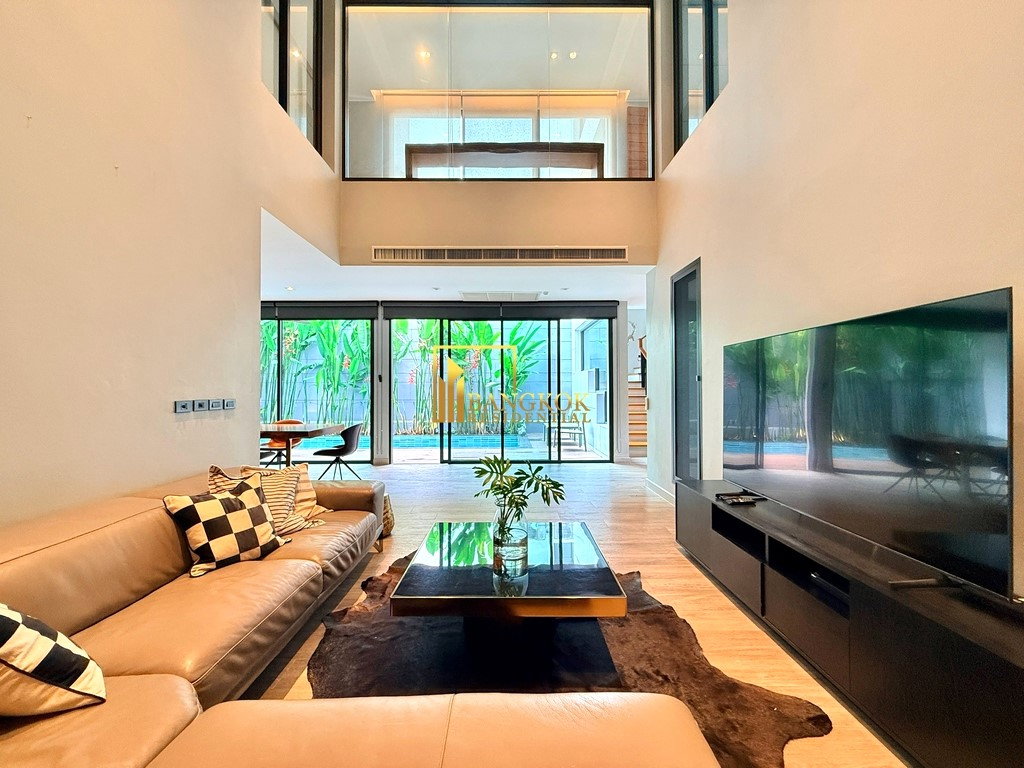 picture Spacious 3 Bedroom Townhouse For Rent in Phrom Phong Area - BR49098TH - 1/45