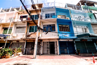Townhouses for sale Thonburi Vocational College : Shophouse in Song Wat 4 bedrooms, for sale