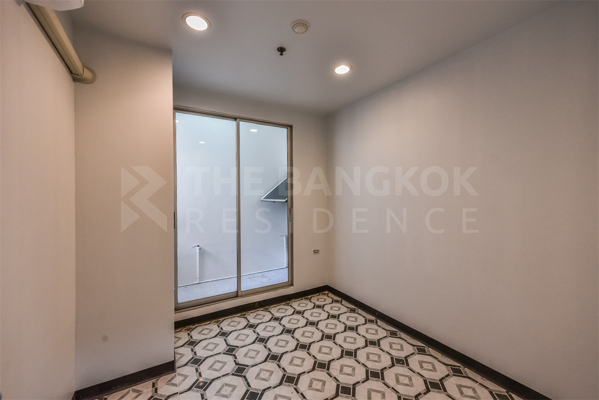 picture Sathorn House Unit Priced Below Market near BTS Surasak - 1/10