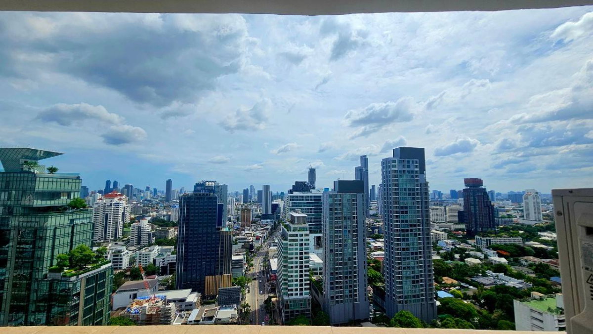 รูป Fifty Fifth Tower ห้องกว้าง เลย์เอาท์กว้างโปร่งฟีลอยู่บ้าน ตกแต่งบิวท์อินไม้แน่นๆ พร้อมระเบียงกว้างชมวิวเมืองชั้นสูง ตอบโจทย์คนชอบพื้นที่ใช้สอยเยอะ - รูปที่ 15/16