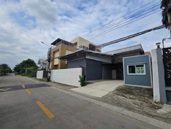 รูป ให้เช่าโกดังพร้อมสำนักงาน ย่านดอนเมือง ซอยเทิดราชัน พื้นที่โกดัง 230 ตารางเมตร / ใกล้ สนามบินดอนเมือง 5 นาที / ถนนซอยกว้าง / รถใหญ่เข้าออกได้ - รูปที่ 8/9