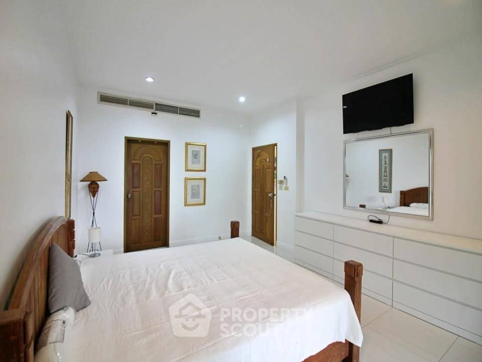 picture Spacious 2-BR 173 Sqm At Baan Somprasong Condominiums (ID 3169320) - 9/16