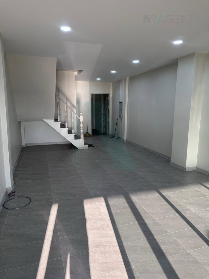 รูป 📌 ให้เช่าทาวน์เฮาส์ 3 ชั้น หมู่บ้านไพโรจน์ บางนา 8 ห้องนอน 6 ห้องน้ำ - รูปที่ 3/8