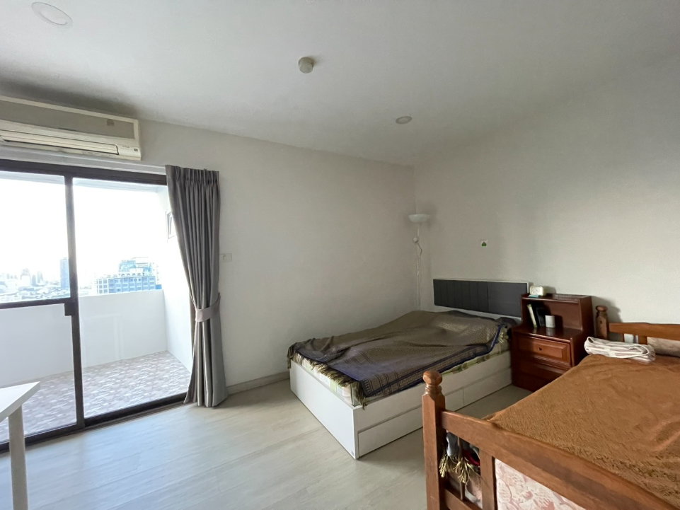 รูป Fifty Fifth Tower ห้องกว้าง เลย์เอาท์กว้างโปร่งฟีลอยู่บ้าน ตกแต่งบิวท์อินไม้แน่นๆ พร้อมระเบียงกว้างชมวิวเมืองชั้นสูง ตอบโจทย์คนชอบพื้นที่ใช้สอยเยอะ - รูปที่ 11/16