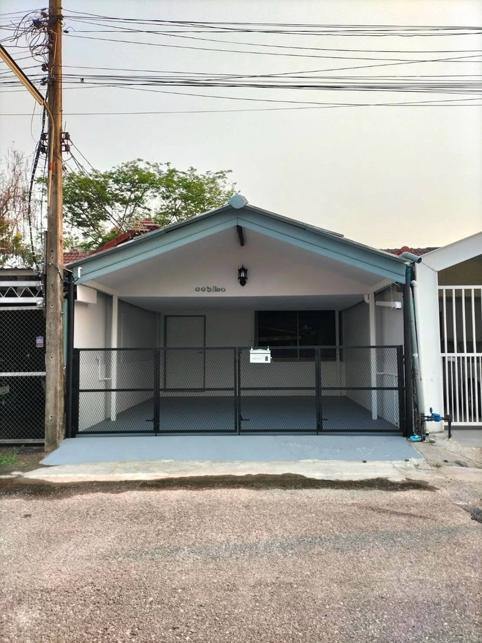รูป ขายบ้านทาวน์เฮาส์ (น้ำไม่ท่วม) ใกล้ตลาดค้าเจริญ บ่อหิน , ไปเซ็นทรัลเฟส 9.5 กม. - รูปที่ 1/16