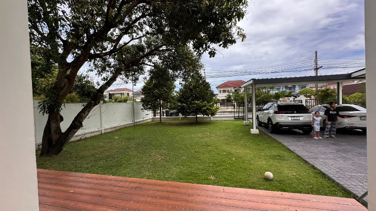 รูป ขายบ้านเดี่ยว 2 ชั้น สีวลี ติวานนท์–ปากเกร็ด 139 ตร.ว. สนามหญ้ากว้าง ต้นไม้ใหญ่ให้ร่มเงา บรรยากาศร่มรื่น - รูปที่ 15/24