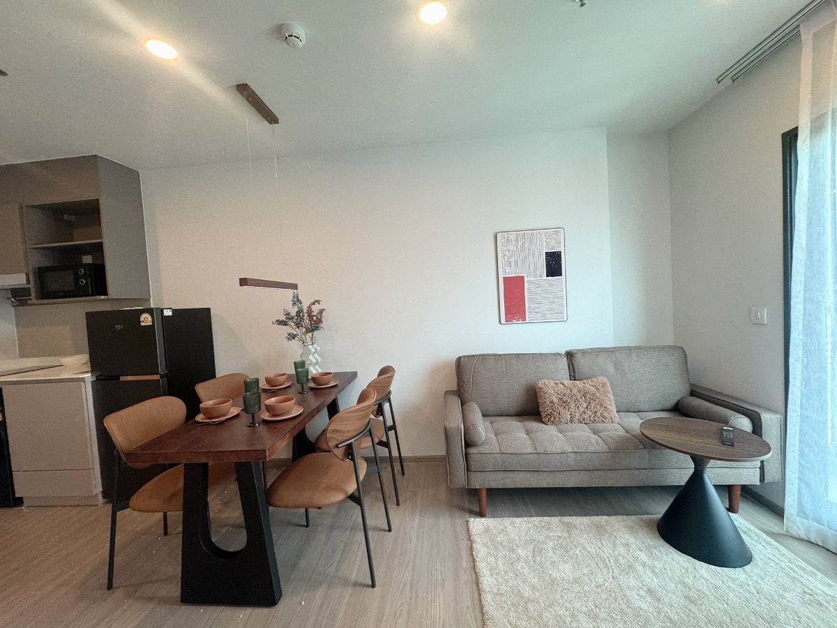 รูป Aspire Sukhumvit-Rama 4 แต่งครบโทนน้ำตาล-ครีมอบอุ่น วิวเมืองชั้นสูงกว้างสบายตา พร้อมชุดโต๊ะทานข้าวและโซนแต่งตัวบิวท์อิน - รูปที่ 2/15