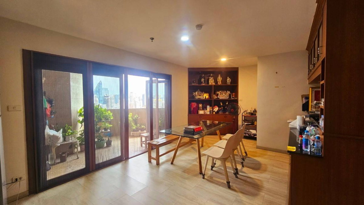 รูป Fifty Fifth Tower ห้องกว้าง เลย์เอาท์กว้างโปร่งฟีลอยู่บ้าน ตกแต่งบิวท์อินไม้แน่นๆ พร้อมระเบียงกว้างชมวิวเมืองชั้นสูง ตอบโจทย์คนชอบพื้นที่ใช้สอยเยอะ - รูปที่ 4/16