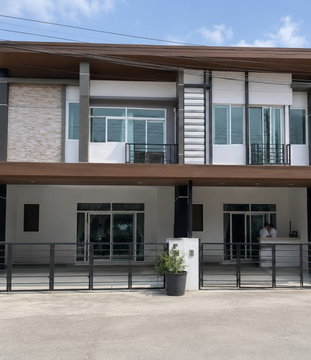 3 bedrooms, 3 bathrooms, 800 m., Mistine intersection, 450 m., functions, potential location in Ramkhamhaeng, 2-story townhouse for rent, MRT Rat