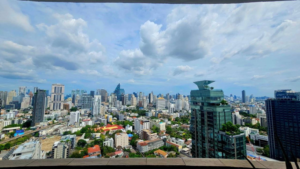 รูป Fifty Fifth Tower ห้องกว้าง เลย์เอาท์กว้างโปร่งฟีลอยู่บ้าน ตกแต่งบิวท์อินไม้แน่นๆ พร้อมระเบียงกว้างชมวิวเมืองชั้นสูง ตอบโจทย์คนชอบพื้นที่ใช้สอยเยอะ - รูปที่ 16/16