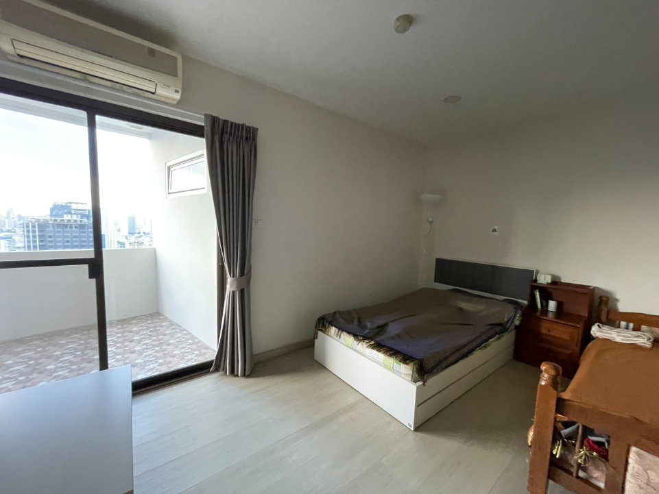 รูป Fifty Fifth Tower ห้องกว้าง เลย์เอาท์กว้างโปร่งฟีลอยู่บ้าน ตกแต่งบิวท์อินไม้แน่นๆ พร้อมระเบียงกว้างชมวิวเมืองชั้นสูง ตอบโจทย์คนชอบพื้นที่ใช้สอยเยอะ - รูปที่ 10/16