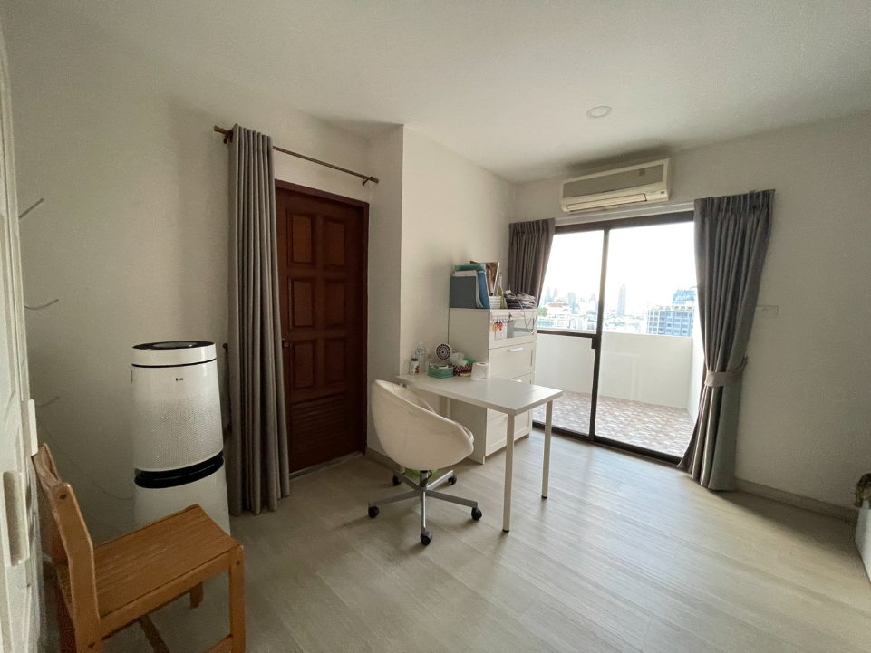 รูป Fifty Fifth Tower ห้องกว้าง เลย์เอาท์กว้างโปร่งฟีลอยู่บ้าน ตกแต่งบิวท์อินไม้แน่นๆ พร้อมระเบียงกว้างชมวิวเมืองชั้นสูง ตอบโจทย์คนชอบพื้นที่ใช้สอยเยอะ - รูปที่ 12/16