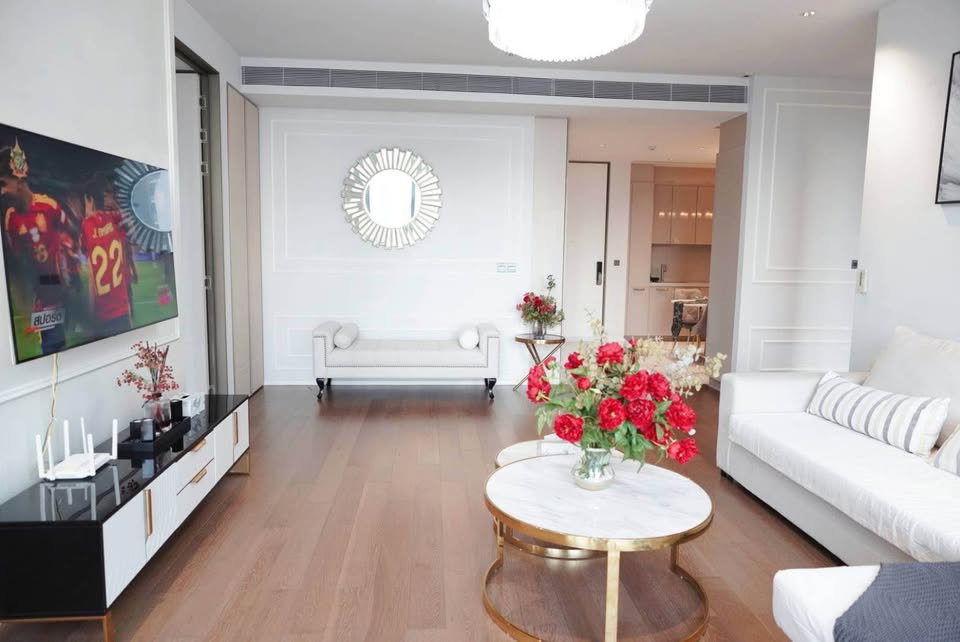 รูป Kraam สุขุมวิท 26 คอนโดแต่งหรูสไตล์ Modern Luxury โทนสีขาวตัดทอง เพดานสูงโปร่ง หน้าต่างกระจกทรงสูง วิวเมืองกว้าง พร้อมมุมทำงานสุดสะบาย พร้อมเข้าอยู่ - รูปที่ 1/13