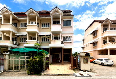 Shophouses for rent Bangna Commercial College : Home Office 3 Floors Close to BTS Phra khanong  200 m.