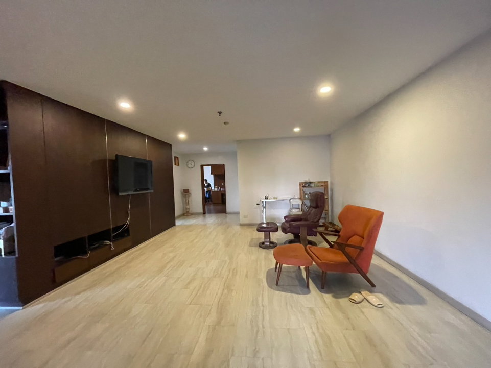 รูป Fifty Fifth Tower ห้องกว้าง เลย์เอาท์กว้างโปร่งฟีลอยู่บ้าน ตกแต่งบิวท์อินไม้แน่นๆ พร้อมระเบียงกว้างชมวิวเมืองชั้นสูง ตอบโจทย์คนชอบพื้นที่ใช้สอยเยอะ - รูปที่ 2/16