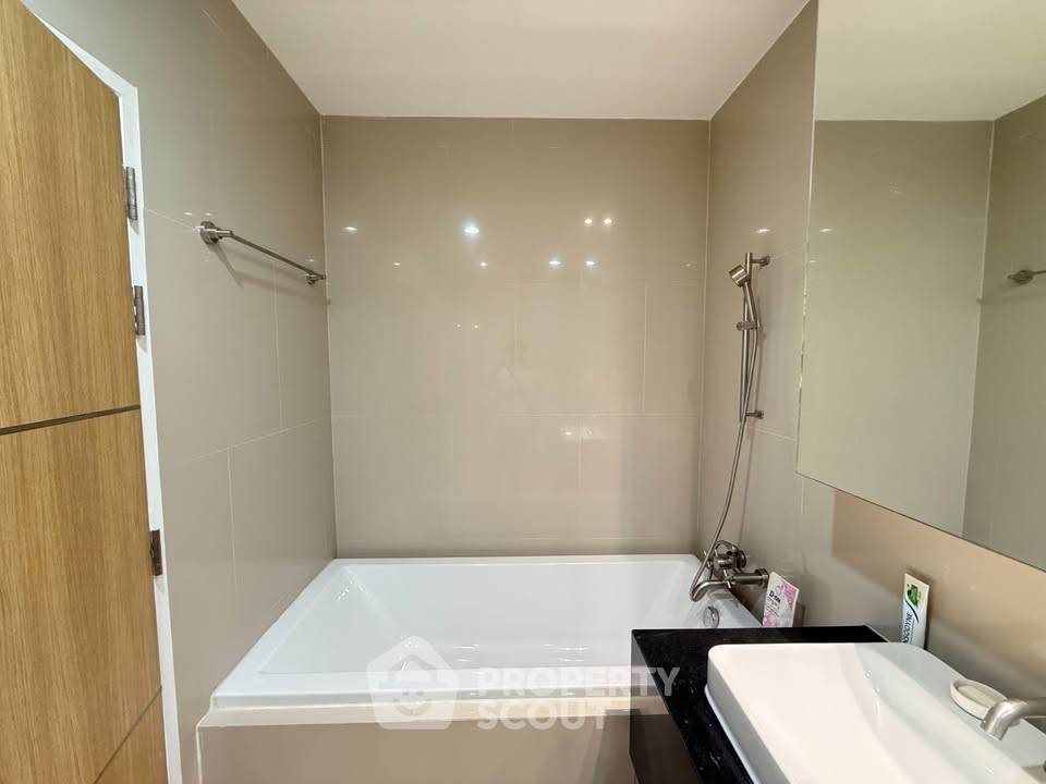 picture 45th-Floor 2-BR At The Issara Ladprao Near MRT Lat Phrao (ID 3168343) - 21/27