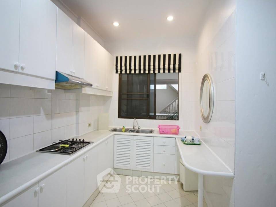 picture Spacious 2-BR 173 Sqm At Baan Somprasong Condominiums (ID 3169320) - 16/16