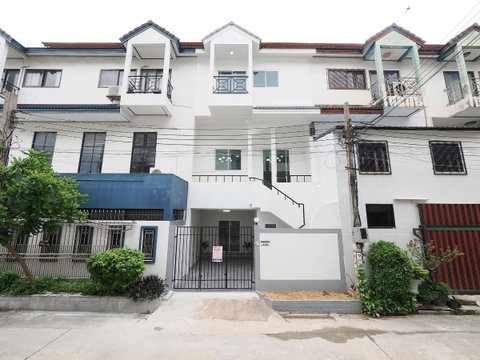 ขายราคาพิเศษ ทาวน์โฮม 3 ชั้น 23.2 ตร.ว. ม.บำรุงวงศ์ 5 ห้องนอน 4 ห้องน้ำ [กาญจนาภิเษก–ปลายบาง] 
