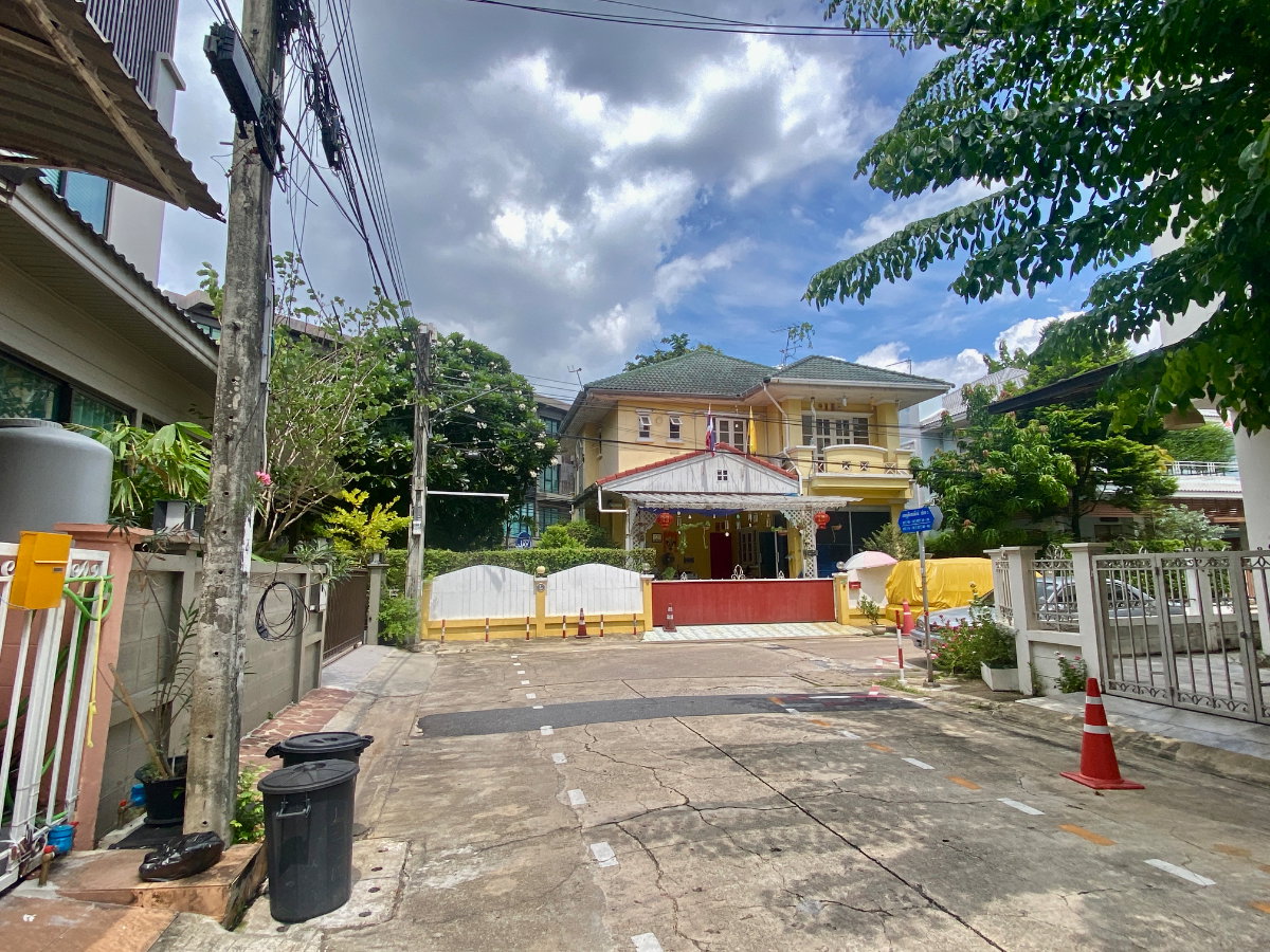 รูป ให้เช่าทาวน์โฮม 3 ชั้น หมู่บ้านเกตุนุติ เชอมีเน่ บ้านพร้อมอยู่ 4 ห้องนอน ทำเลดี เดินทางสะดวก เหมาะสำหรับอยู่อาศัย - รูปที่ 2/11