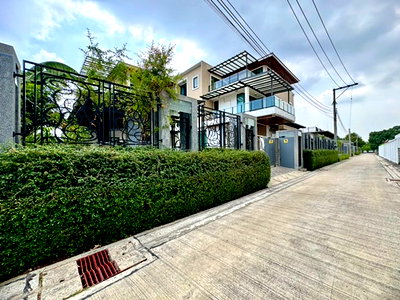 บ้านเดี่ยว กรุงเทพมหานคร : ขายคฤหาสน์หรู 3 ชั้น พร้อมลิฟท์ส่วนตัว ใจกลางสุขุมวิท 101 (N.2108)