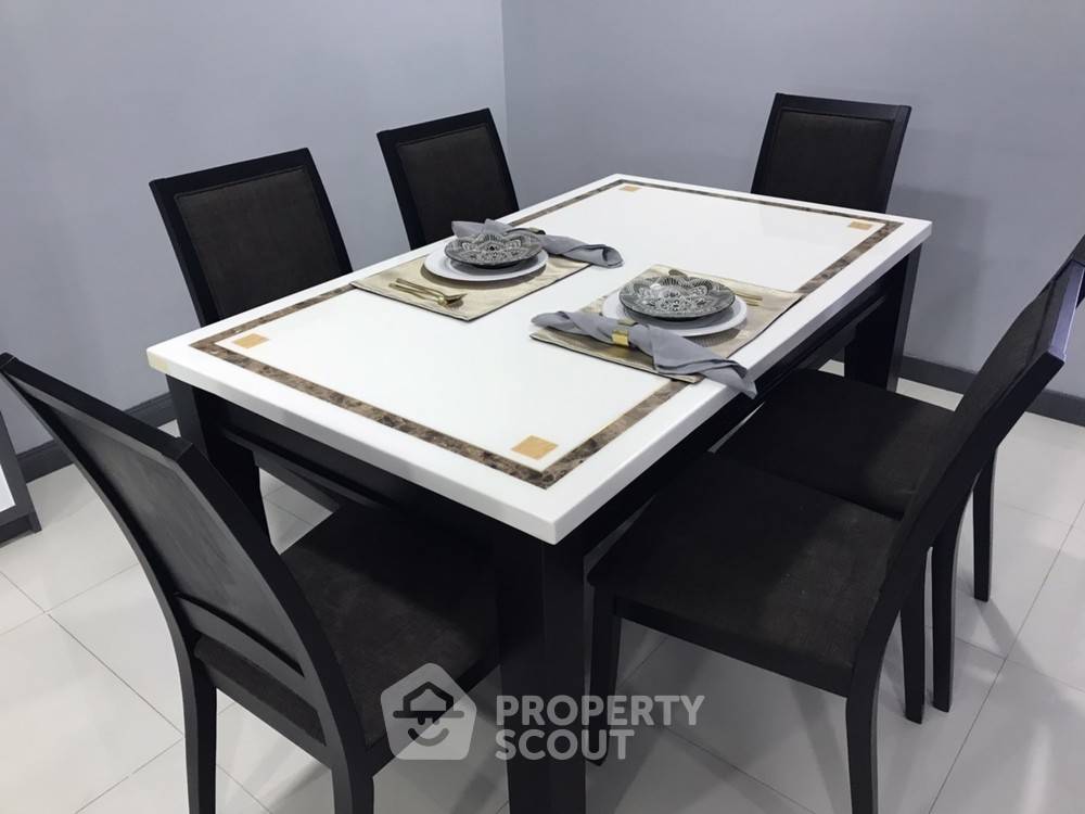 picture High-Floor 3-BR Condo At Supalai Place Sukhumvit 39 Near BTS Phrom Phong (ID 334997) - 12/30