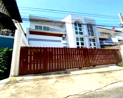 เช่าสำนักงาน BTS อุดมสุข : ให้เช่าสำนักงาน ทาวน์โฮม 3 ชั้น Renovate ใหม่ทั้งหลัง ซอยสุขุมวิท 54 ใกล้ BTS อ่อนนุช  แอร์ 4 เครื่อง เหมาะเป็น Studio , สำนักงาน จดบริษัทได้