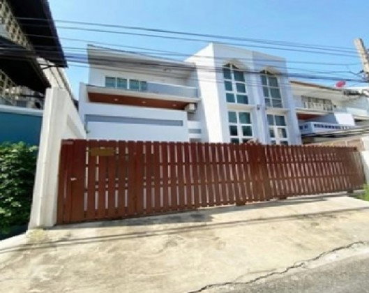 รูป ให้เช่าสำนักงาน ทาวน์โฮม 3 ชั้น Renovate ใหม่ทั้งหลัง ซอยสุขุมวิท 54 ใกล้ BTS อ่อนนุช แอร์ 4 เครื่อง เหมาะเป็น Studio , สำนักงาน จดบริษัทได้ - รูปที่ 1/9