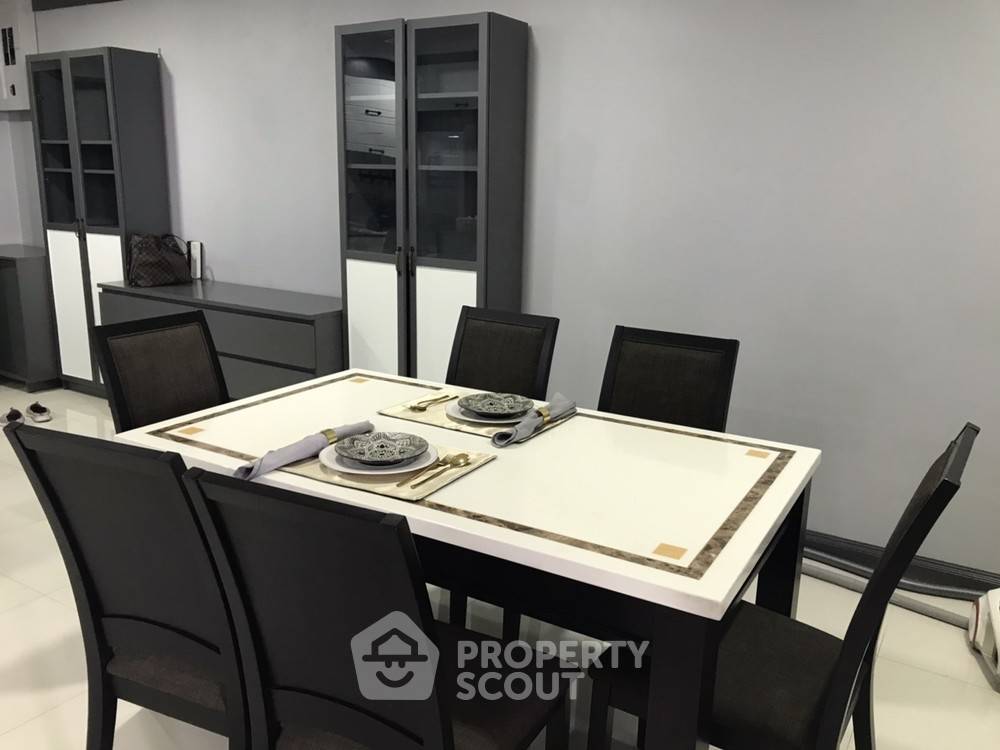 picture High-Floor 3-BR Condo At Supalai Place Sukhumvit 39 Near BTS Phrom Phong (ID 334997) - 19/30