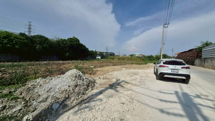 picture "Land for Rent 2.5 Rai, Na Di, Samut Sakhon. Wide frontage, concrete road, dual access (front & back). Ideal for warehouse. Divisible for rent. " - 5/18