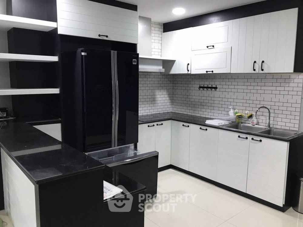 picture High-Floor 3-BR Condo At Supalai Place Sukhumvit 39 Near BTS Phrom Phong (ID 334997) - 2/30