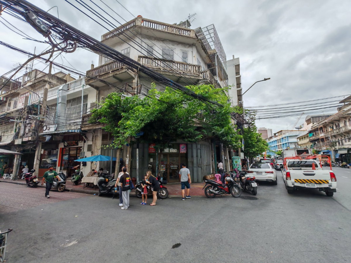 picture main road corner unit near MRT shophouse for rent in Yaowarat Soi 23  - 1/17