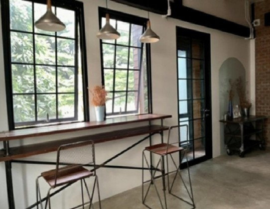รูป ให้เช่าอาคาร / Studio / คาเฟ่ / สำนักงาน 2 ชั้น บรรยากาศกลางสวน ซอยบางรักน้อย ท่าอิฐ ใกล้ MRT ที่จอดรถ 10 คัน เฟอร์นิเจอร์บางส่วน เหมาะหลากหลายธุรกิจ - รูปที่ 7/17