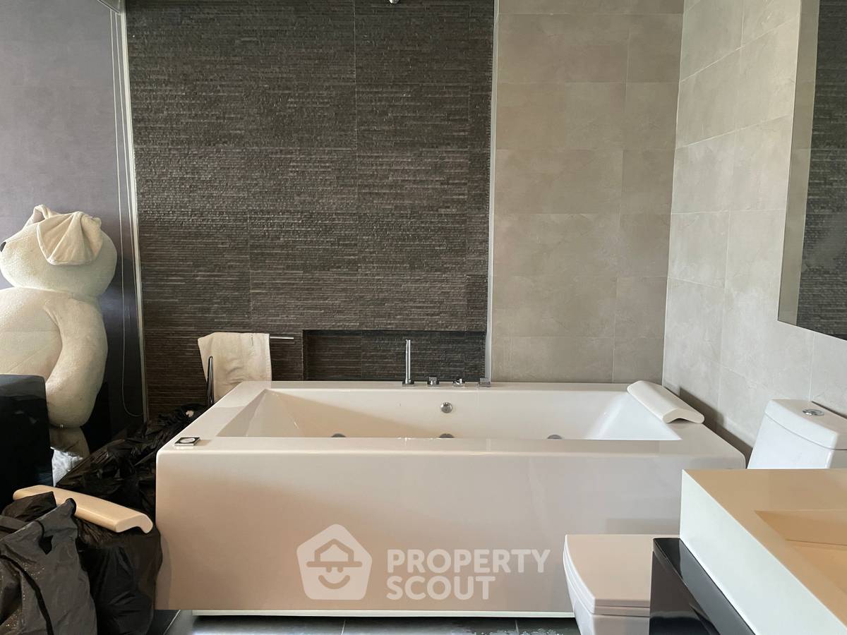 picture Spacious 2-BR 150 Sqm At Supreme Ville, MRT Khlong Toei (ID 3171507) - 15/16