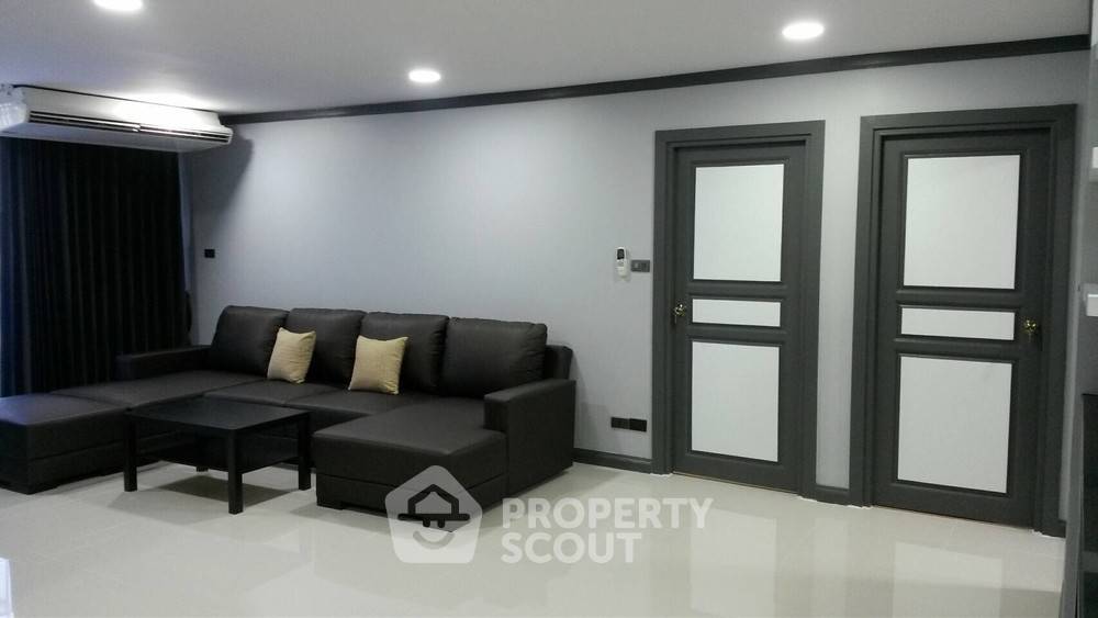picture High-Floor 3-BR Condo At Supalai Place Sukhumvit 39 Near BTS Phrom Phong (ID 334997) - 28/30