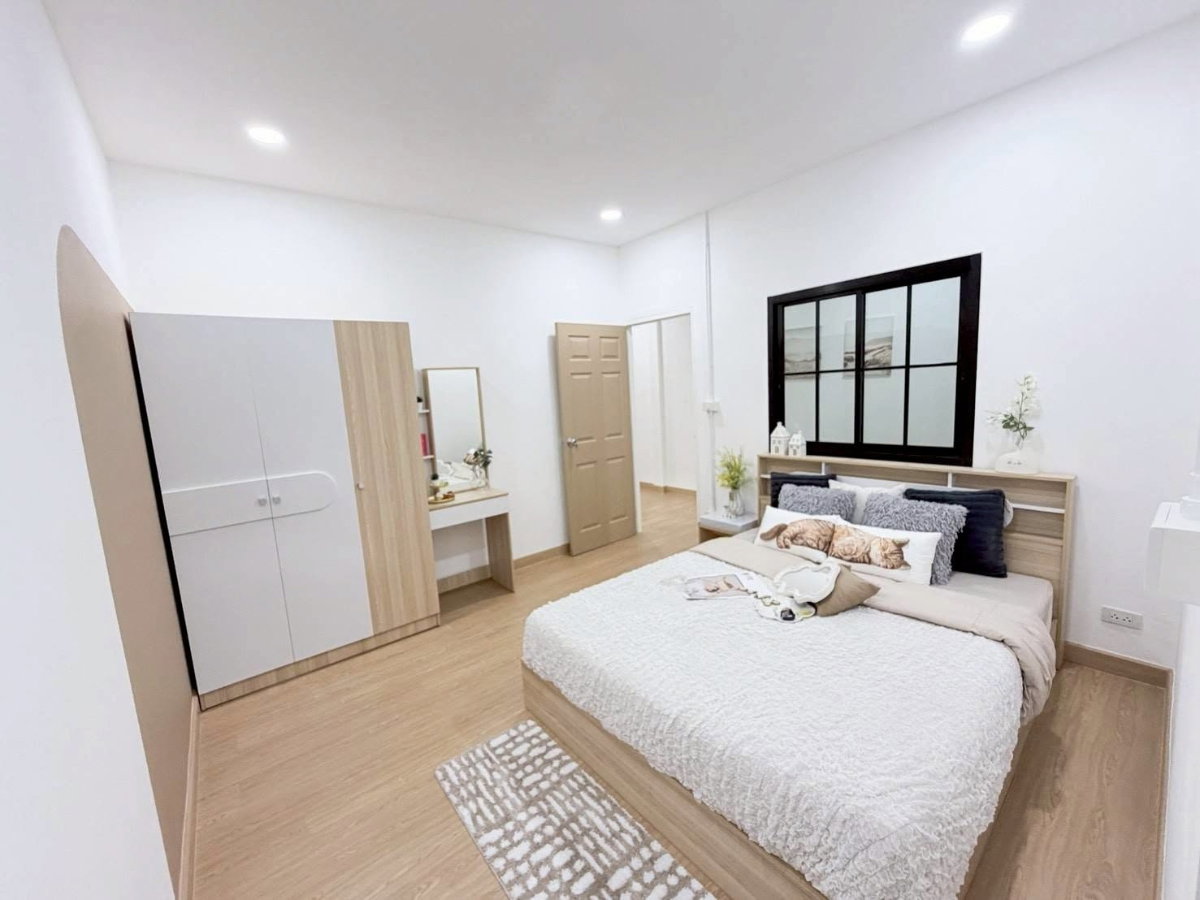 รูป ด่วน! บ้านรีโนเวทใหม่ ใกล้แยกศรีบัวเงิน - ดอนจั่น บ้านแฝดมินิมอล 1 ชั้น รีโนเวทใหม่พร้อมเฟอร์นิเจอร์ทั้งหลัง - รูปที่ 2/6