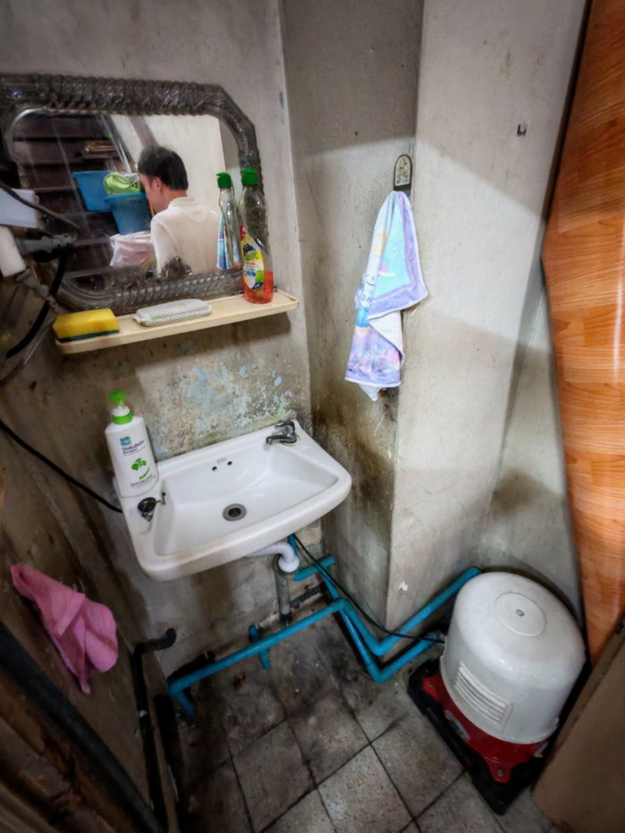 picture main road corner unit near MRT shophouse for rent in Yaowarat Soi 23  - 13/17