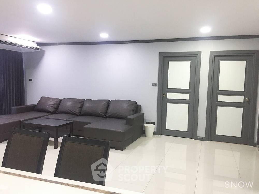 picture High-Floor 3-BR Condo At Supalai Place Sukhumvit 39 Near BTS Phrom Phong (ID 334997) - 30/30