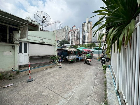 Beautiful plot of land for sale in the heart of Sukhumvit 23, with a building permit for an 8-story building. **850,000 THB/square wa** (N.2107)