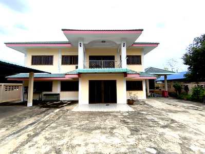 Houses for sale Pathumthani : [For Sale] Large 2-story detached house on a spacious 140 sq.wa. plot of land. Parking for 8 cars. Suitable for residential use or as a home office.
