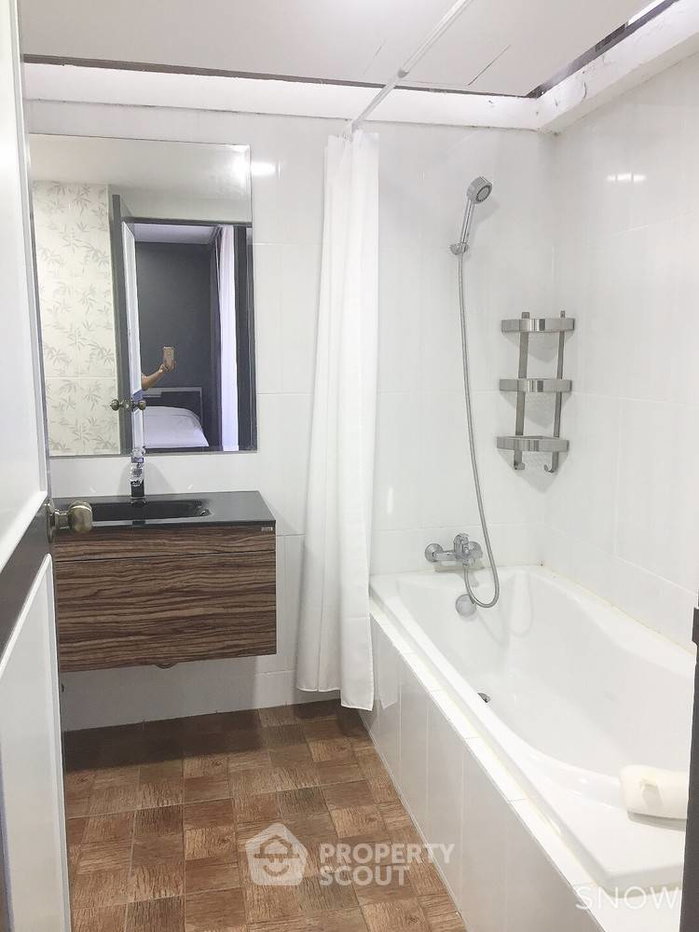 picture High-Floor 3-BR Condo At Supalai Place Sukhumvit 39 Near BTS Phrom Phong (ID 334997) - 5/30