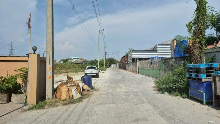 picture "Land for Rent 2.5 Rai, Na Di, Samut Sakhon. Wide frontage, concrete road, dual access (front & back). Ideal for warehouse. Divisible for rent. " - 6/18