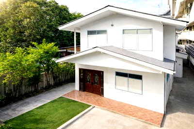เช่าบ้านเดี่ยว BTS บางจาก : สุขุมวิท62-68  BTS อุดมสุข 700 ม โฮมออฟฟิศให้เช่า 3 นอน 2 น้ำ . และ คลาวด์ 11 1.1 กม. ขนาด 52 ตร.ว.เหมาะสำหรับ โฮมออฟฟิศ  เข้า-ออกสะดวก