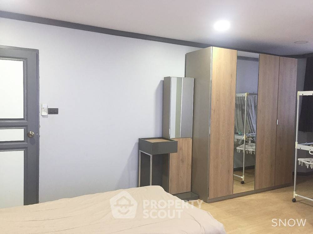 picture High-Floor 3-BR Condo At Supalai Place Sukhumvit 39 Near BTS Phrom Phong (ID 334997) - 4/30