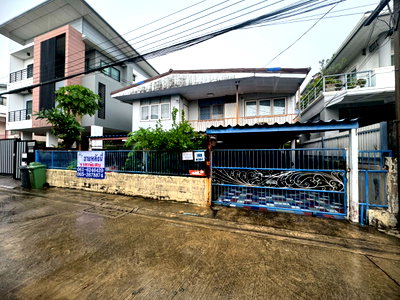 บ้านเดี่ยว กรุงเทพมหานคร : ขายบ้านเดี่ยว 2 ชั้น หมู่บ้านสังข์สิทธิ์ แยก 6 ใกล้ BTS สถานีโชคชัย 4 **ราคา 6.5 ล้าน** (N.2178)