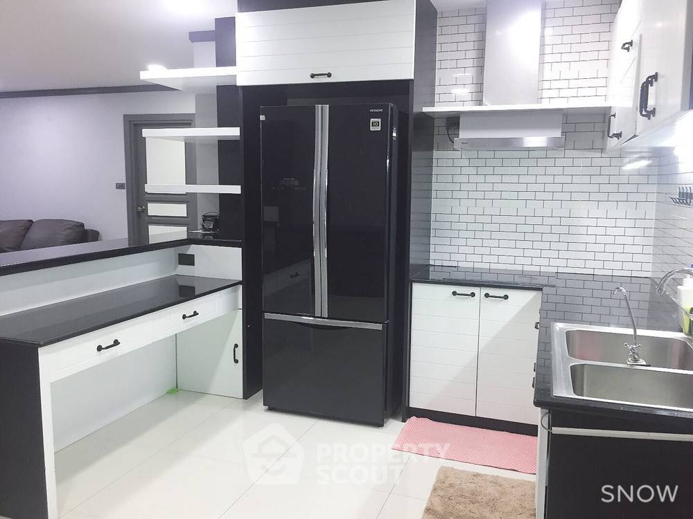 picture High-Floor 3-BR Condo At Supalai Place Sukhumvit 39 Near BTS Phrom Phong (ID 334997) - 29/30