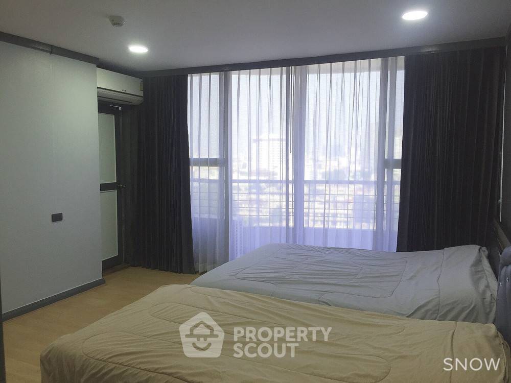 picture High-Floor 3-BR Condo At Supalai Place Sukhumvit 39 Near BTS Phrom Phong (ID 334997) - 3/30