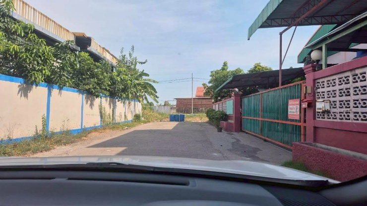 picture "Land for Rent 2.5 Rai, Na Di, Samut Sakhon. Wide frontage, concrete road, dual access (front & back). Ideal for warehouse. Divisible for rent. " - 18/18
